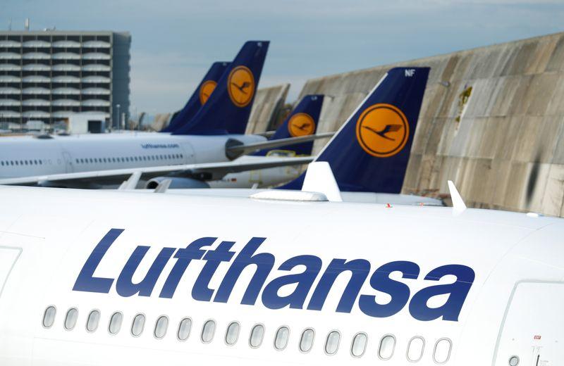 شعار لوفتهانزا على طائرات في مطار فرانكفورت