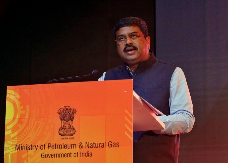 وزير النفط الهندي ينتقج ارتفاع أسعار النفط