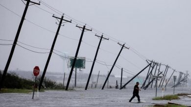 Photo of تكساس.. الأعاصير والرياح تقطع الكهرباء عن عشرات الآلاف من المنازل