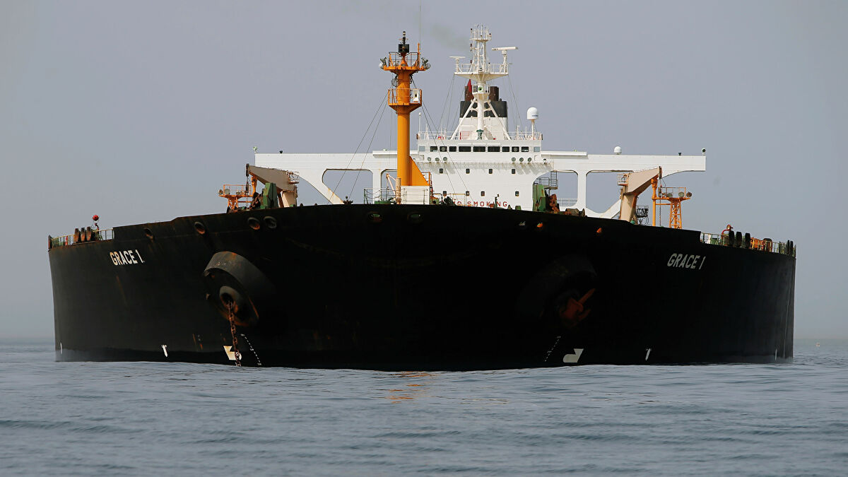 سفينة شحن عملاقة لنقل النفط في وسط البحر