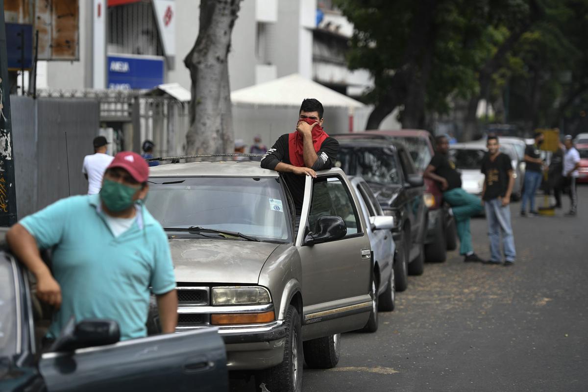 دور طويل للحصول على البنزين في فنزويلا