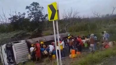 Photo of فيديو: مقتل 11 و جرح 52 حاولوا سرقة البنزين من صهريج مقلوب في كولومبيا
