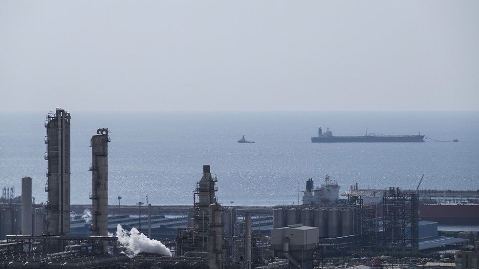 إيران تنظف بقعة نفطية في منطقة شمال الخليج