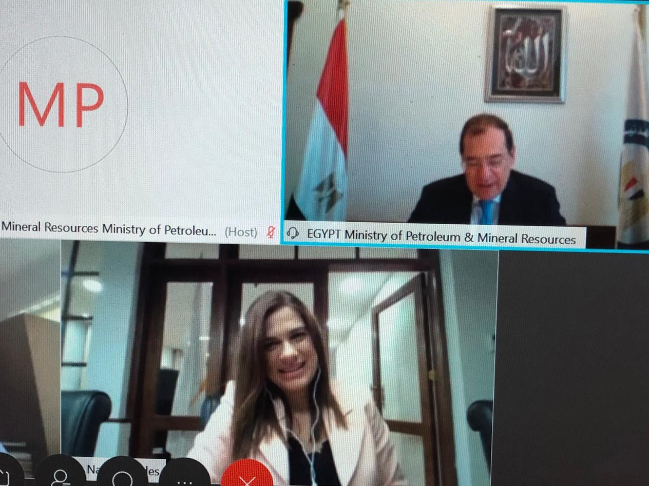 وزير البترول المصري ونظيرته القبرصية أثناء المباحثات