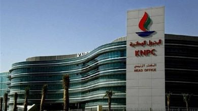 Photo of مؤسسة البترول الكويتية تتفاوض على قرض بمليار دولار لتعزيز إنتاج النفط