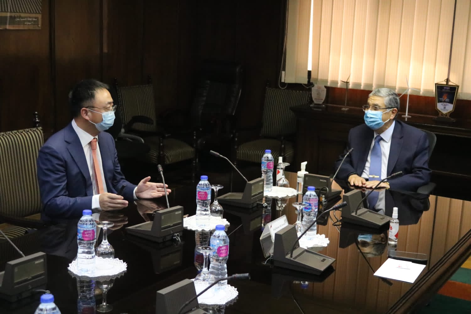 وزير الكهرباء المصري محمد شاكر و مايكل لى الرئيس الاقليمى للقطاع المؤسسى لشركة هواوى الصينية