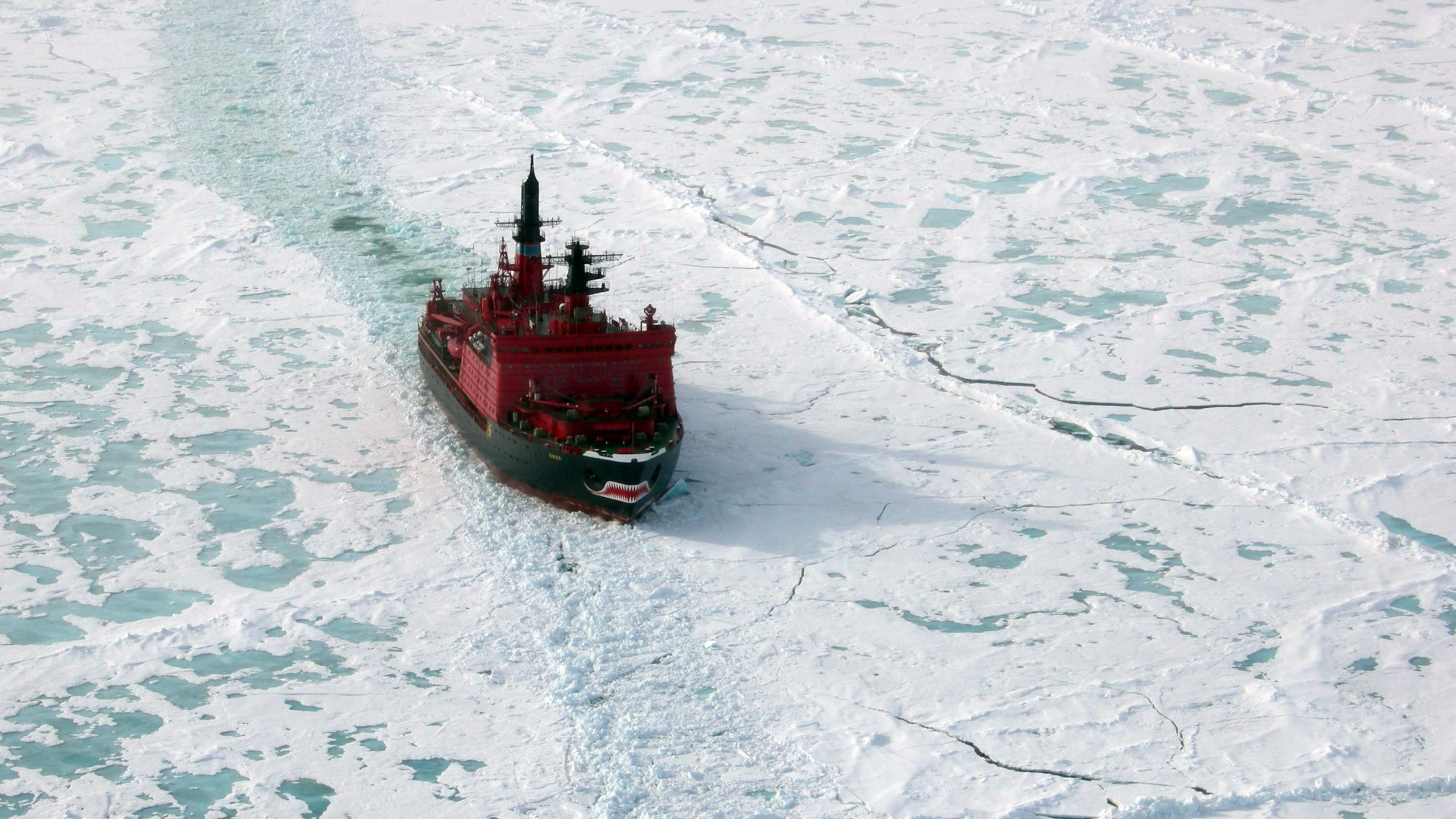 كاسحات الجليد - كاسحة جليد في القطب الشمالي
