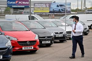 صالات عرض السيارات - تراجع مبيعات السيارات في أوروبا