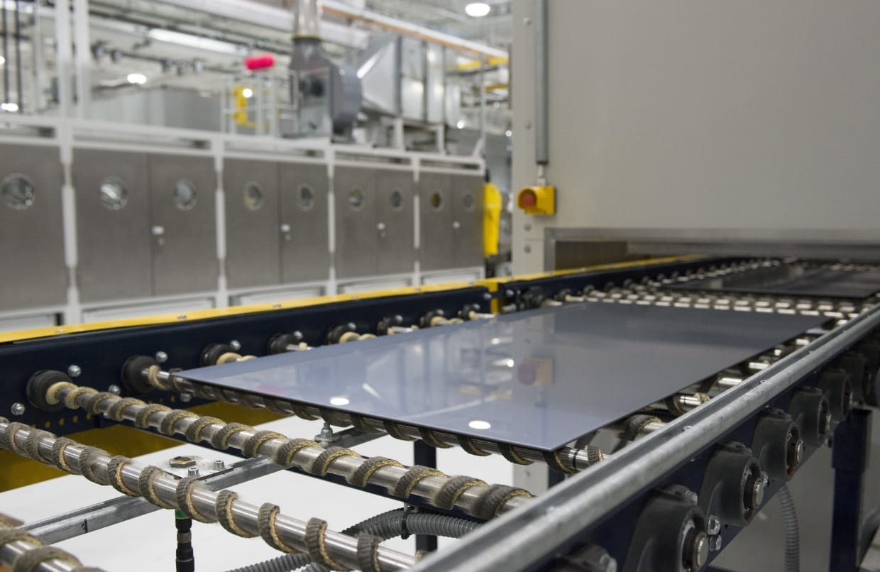تصنيع الألواح الشمسية داخل أحد مصانع