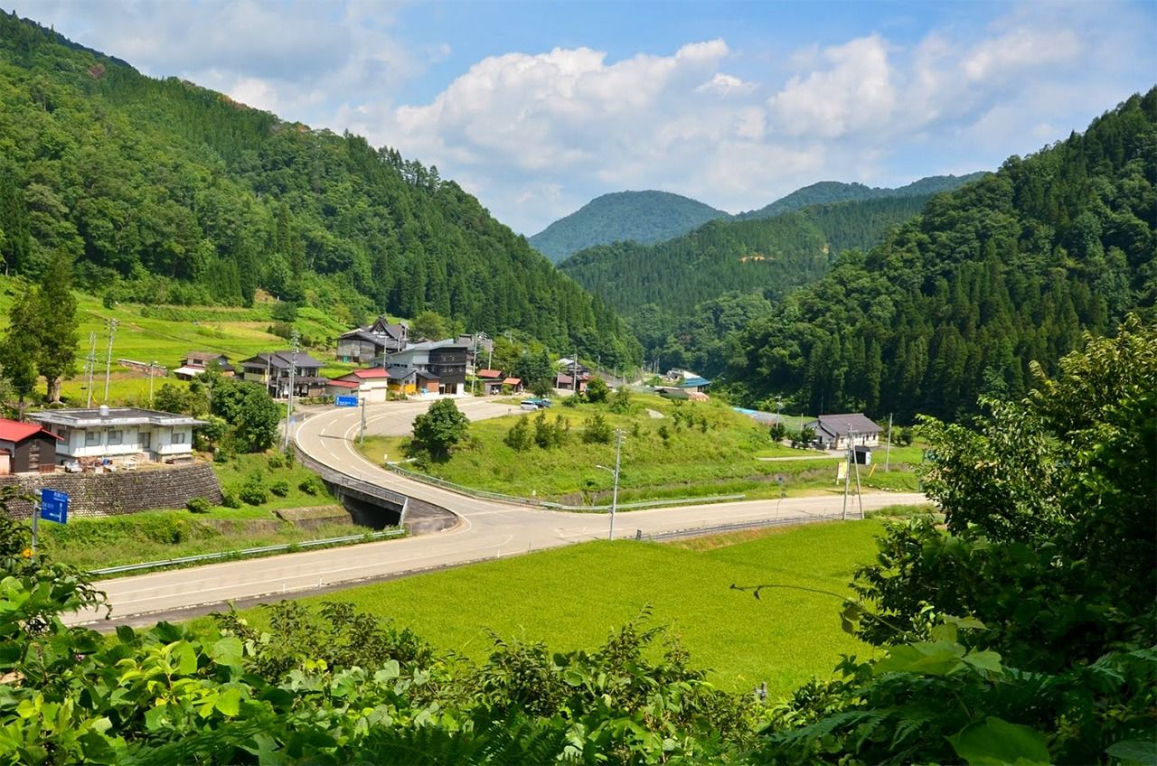 قرية ريفية في اليابان تحتفظ بالطابع الأخضر منخفض الانبعاثات