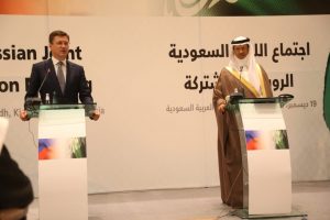 جانب من المؤتمر الصحفي اليوم بين وزير الطاقة السعودي ونائب رئيس الوزراء الروسي ألكسندر نوفاك في الرياض