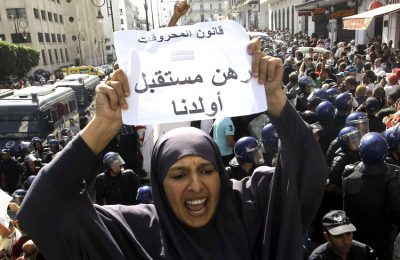 مسؤول جزائري - جانب من مظاهرات الجزائريين عام 2019 رفضًا لقانون المحروقات - أرشيفية