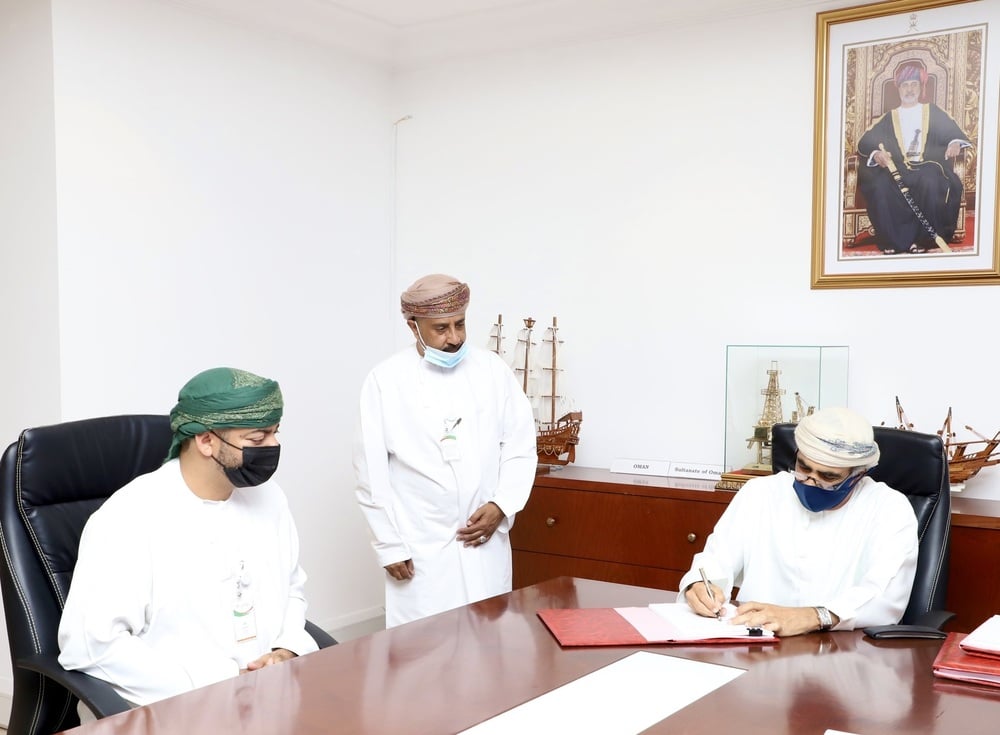 وزير الطاقة بسلطنة عمان محمد الرمحي خلال توقيع اتفاقية مع مجان إنرجي