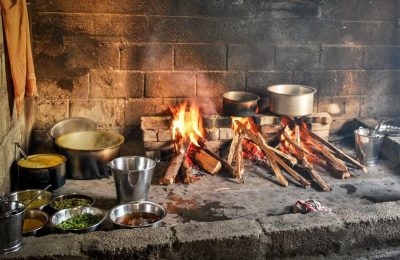 استخدام الخشب في الطهي بأغلب البلدان الأفريقية - الصورة من موقع ذا كونفيرسيشن