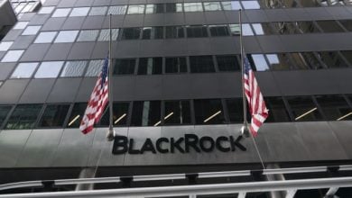 Photo of بلاك روك تهدد بسحب استثماراتها من شركات النفط العالمية