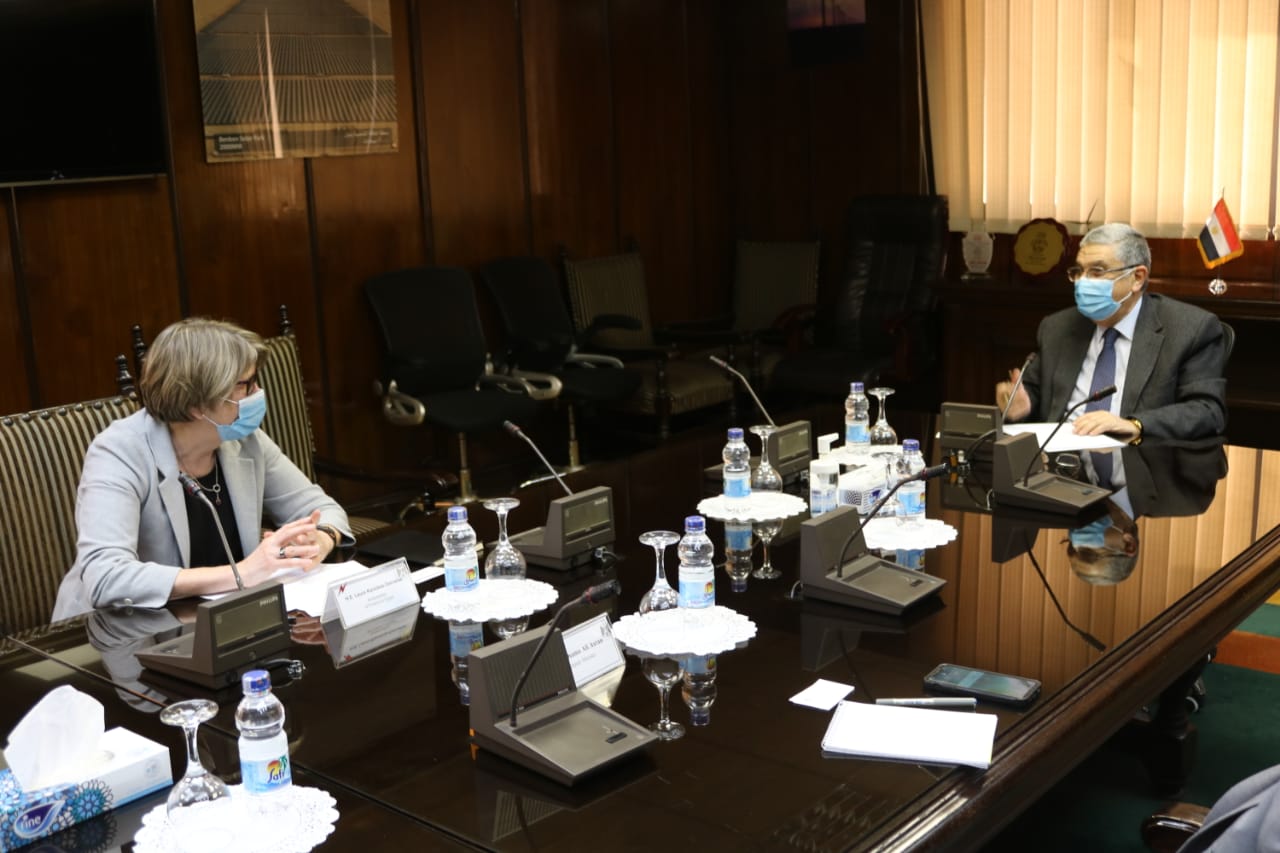 جانب من اجتماع وزير الكهرباء المصري مع سفيرة فنلندا