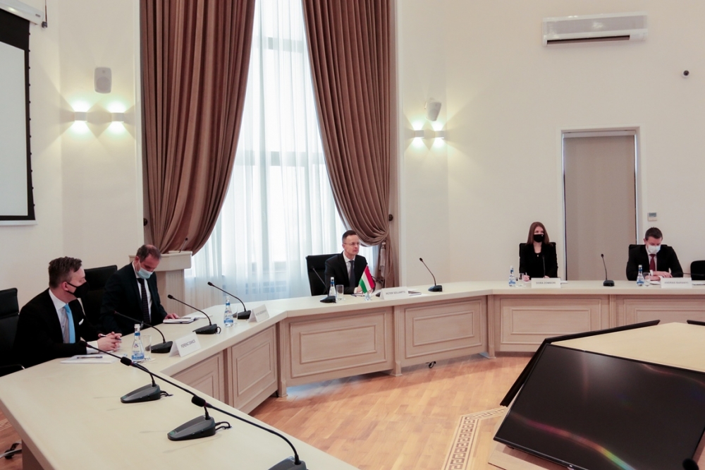 وزير الطاقة في أذربيجان مع الوفد المجري