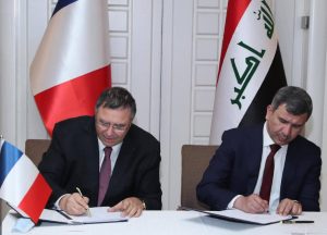 وزير النفط العراقي أثناء توقيع اتفاقية مع توتال - العراق