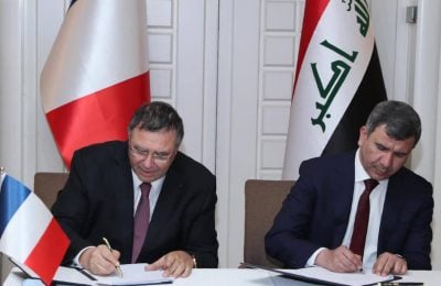 وزير النفط العراقي أثناء توقيع اتفاقية مع توتال - العراق
