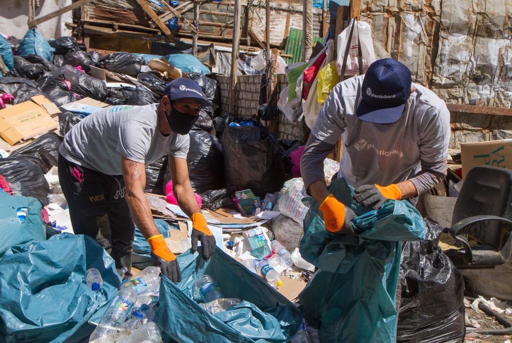 عمليات جمع البلاستيك في إحدى المناطق المصرية