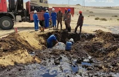 فرق الصيانة التابعة لشركة الواحة تعمل للسيطرة على أحد التسربات