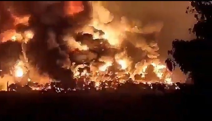 ألسنة النيران المتصاعدة من حريق مصفاة بالونغان في إندونيسيا - (29 مارس 2021)