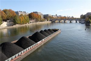 تجارة الفحم - مركب تحمل الفحم للتصدير