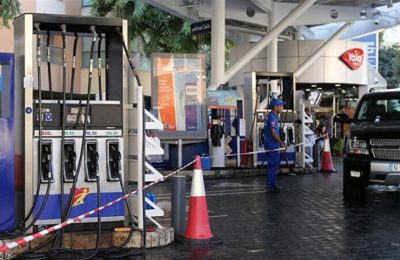 إحدى محطات الوقود في لبنان تغلق أبوابها أمام السيارات لشح البنزين