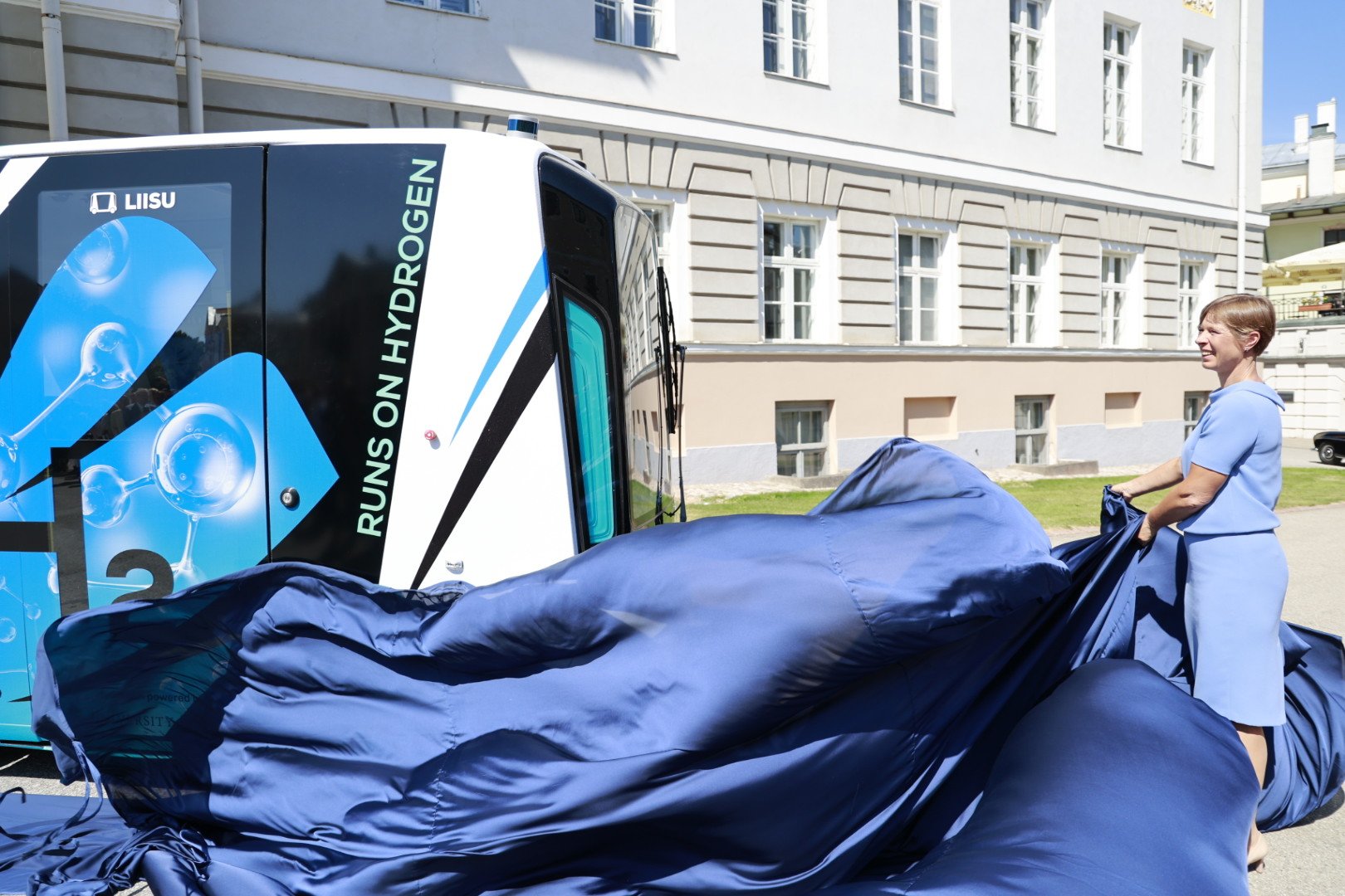 رئيسة إستونيا - سيارة الهيدروجين - أول سيارة هيدروجين ذاتية القيادة في العالم
