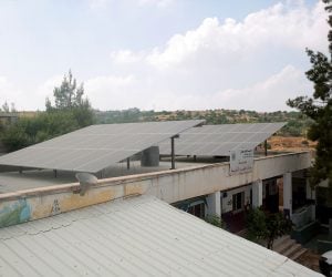 ألواح طاقة شمسية أعلى أحد المدارس في فلسطين