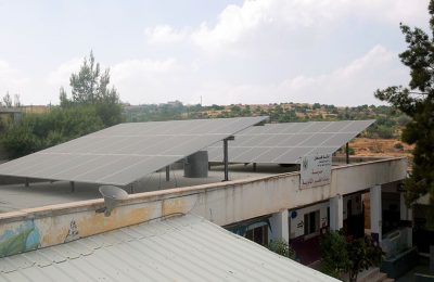 ألواح طاقة شمسية أعلى أحد المدارس في فلسطين