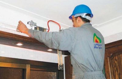 عامل يُوَصِّل الغاز في أحد المنازل المصرية