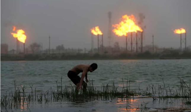 مصافي النفط على امتداد شط العرب جنوب العراق