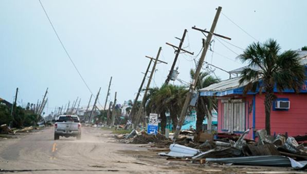 إعصار آيدا يطيح بأعمدة الكهرباء في بلدة غراند آيل بولاية لويزيانا الأميركية
