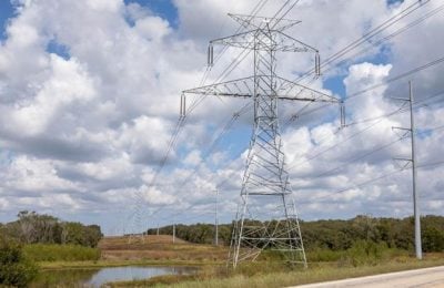 خطوط الكهرباء خارج منشأة شركة وينستون لتعدين البيتكوين في بلدة روكديل