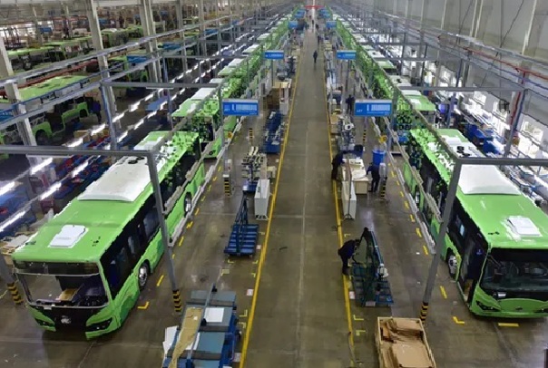 خط تجميع حافلات كهربائية في الصين