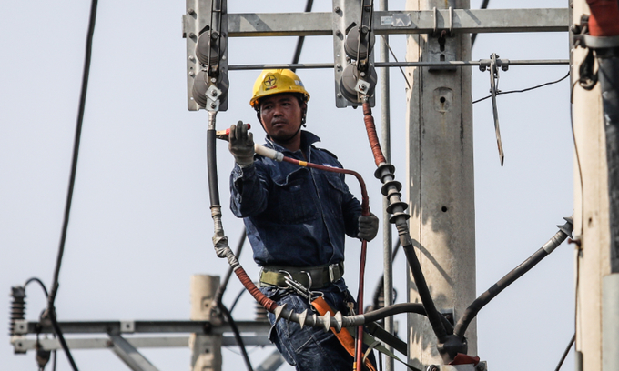 أحد عمال الكهرباء في فيتنام، الصورة من موقع في إن إكسبريس المحلي