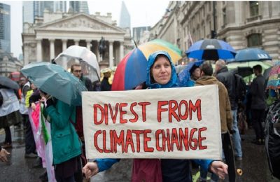 متظاهرون يطالبون بمواجهة أزمة التغير المناخي