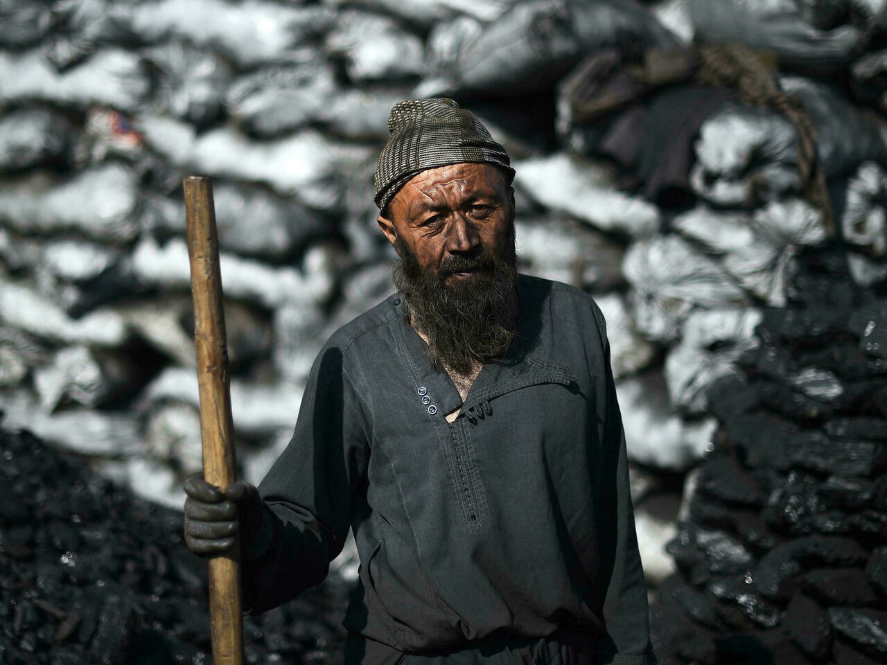 أحد الموطنين في أفغانستان يعمل في الفحم .. الصورة من شبكة راديو فرنسا