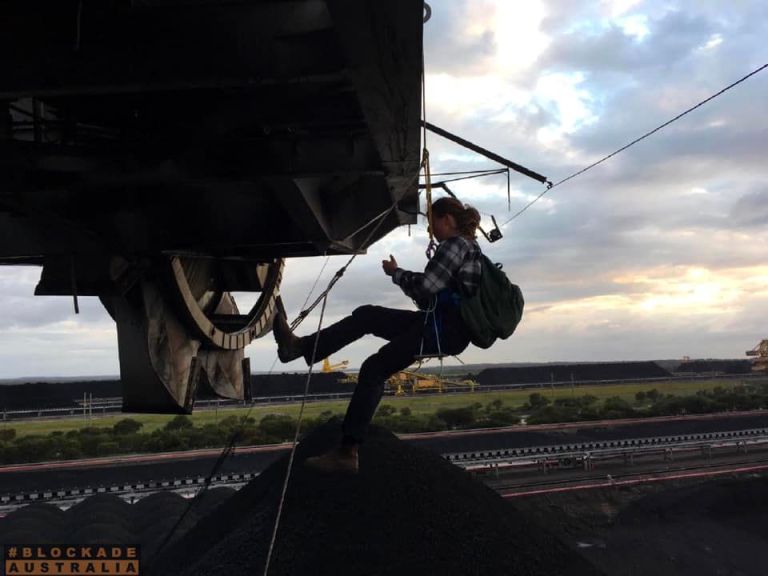 صورة لنشطاء أستراليين يعطلون ميناء نيوكاسل اعتراضًا على إنتاج الفحم-الصورة من موقع جماعة بلوك ايد أستراليا
