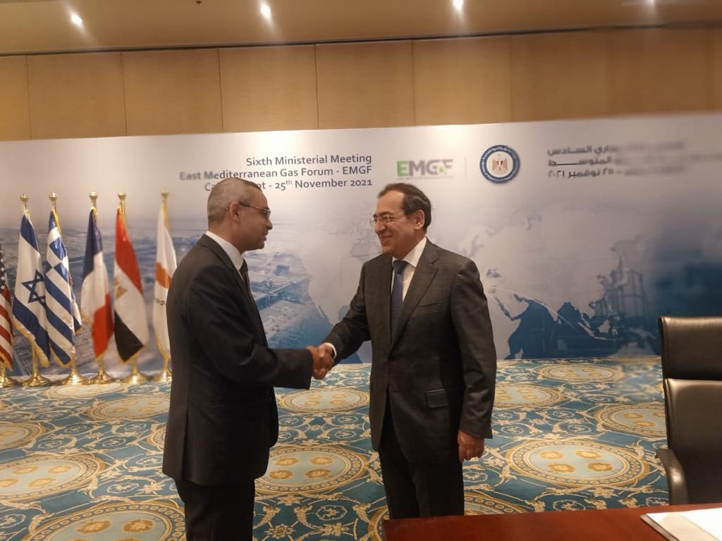 وزير البترول المصري لحظة تهنئته أسامة مبارز بانتخابه أول أمين عام لمنتدى غاز شرق المتوسط