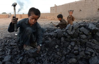 أحد الأطفال في أفغانستان خلال عمله في قطاع الفحم.. الصورة من وكالة الأنباء الفرنسية