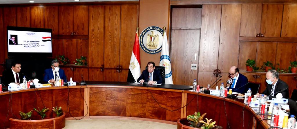 جانب من اجتماع وزير البترول المصري مع شركة إيقات لمناجم الذهب