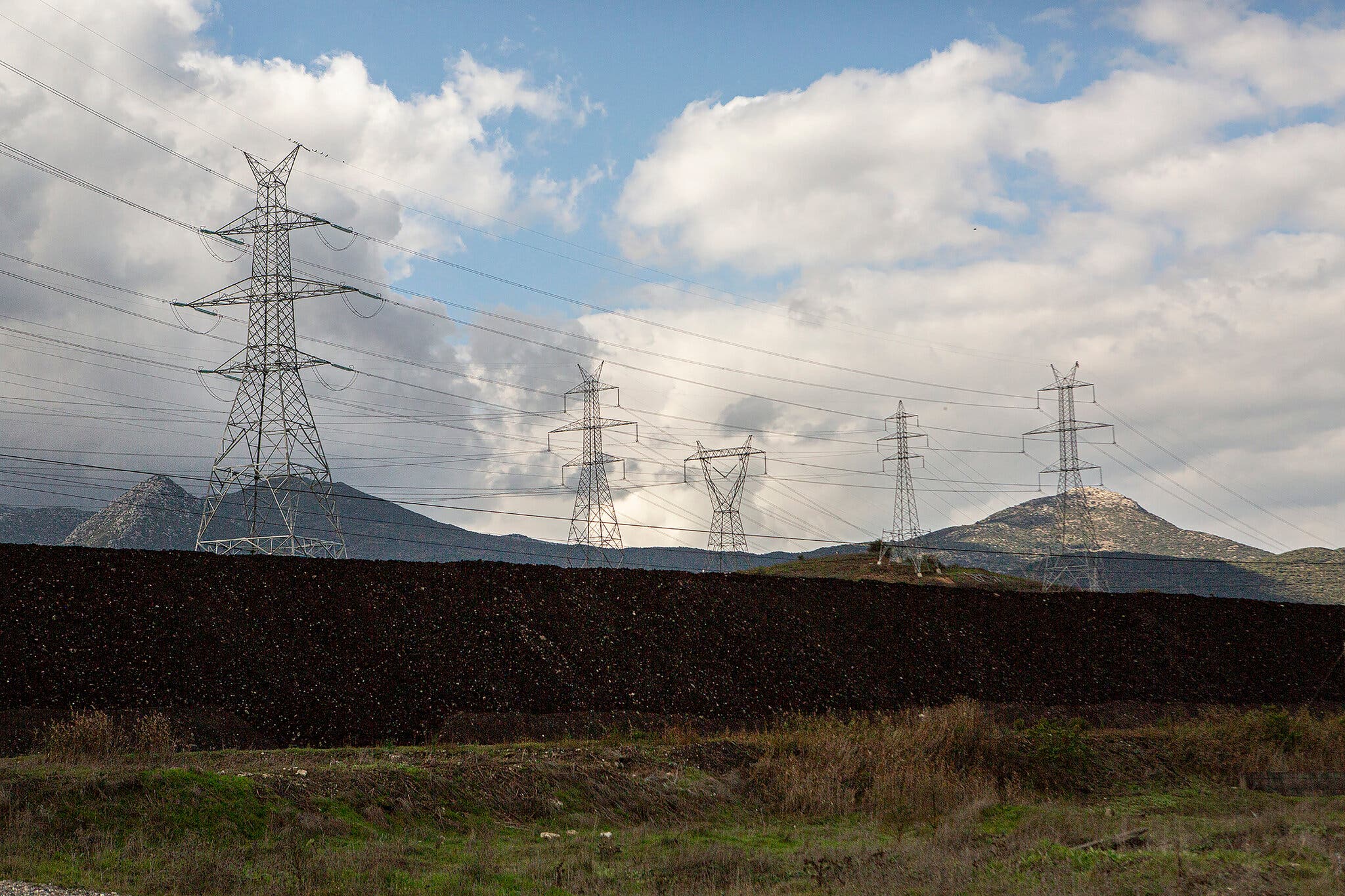 محطة كهرباء تعمل بالفحم في اليونان - الصورة من موقع نيويورك تايمز