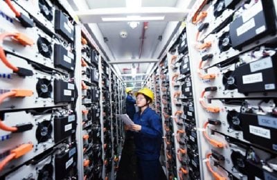 أجهزة تخزين الكهرباء في مستودع تخزين متنقل بمقاطعة جيجيانغ الصينية