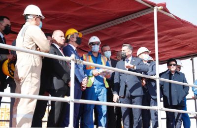 وزير النفط العراقي خلال خلال تفقده مشروع معمل البصرة للغاز