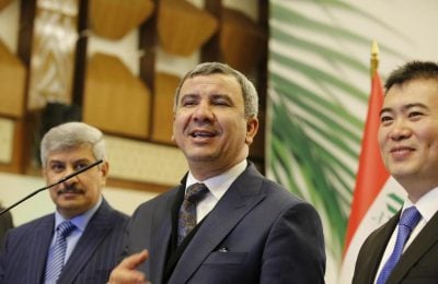 وزير النفط العراقي خلال توقيع عقد مصفاة الفاو