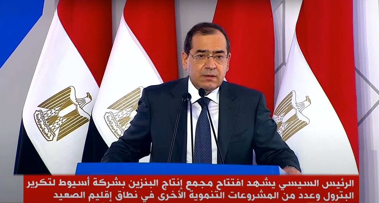 وزير البترول المصري طارق الملا خلال افتتاح مجمع أسيوط للبنزين