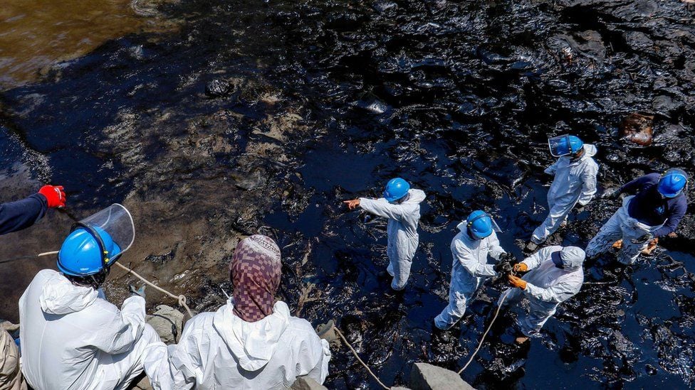 عمال ينظفون ساحل بيرو من التسرب النفطي-صورة أرشيفية