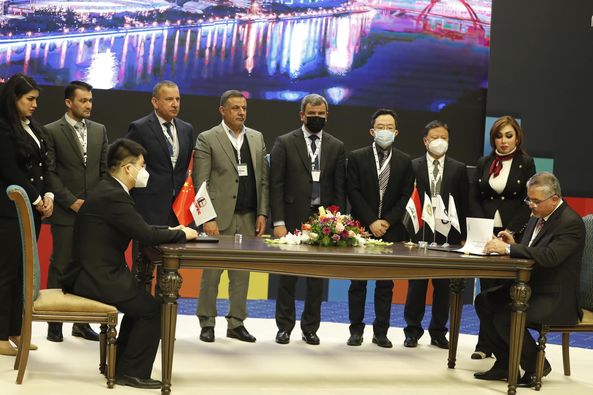 مراسم توقيع عقد تطوير حقل المنصورية الغازي - الصورة من وزارة النفط العراقية